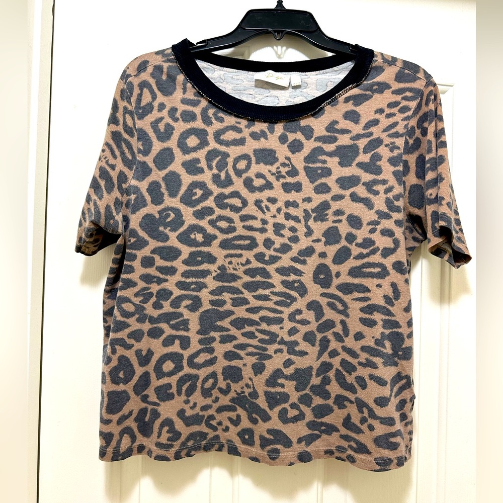 Women’s leopard print T-shirt with slight crop